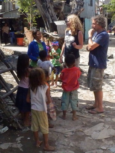 gesprek in sloppenwijk Phnom Penh