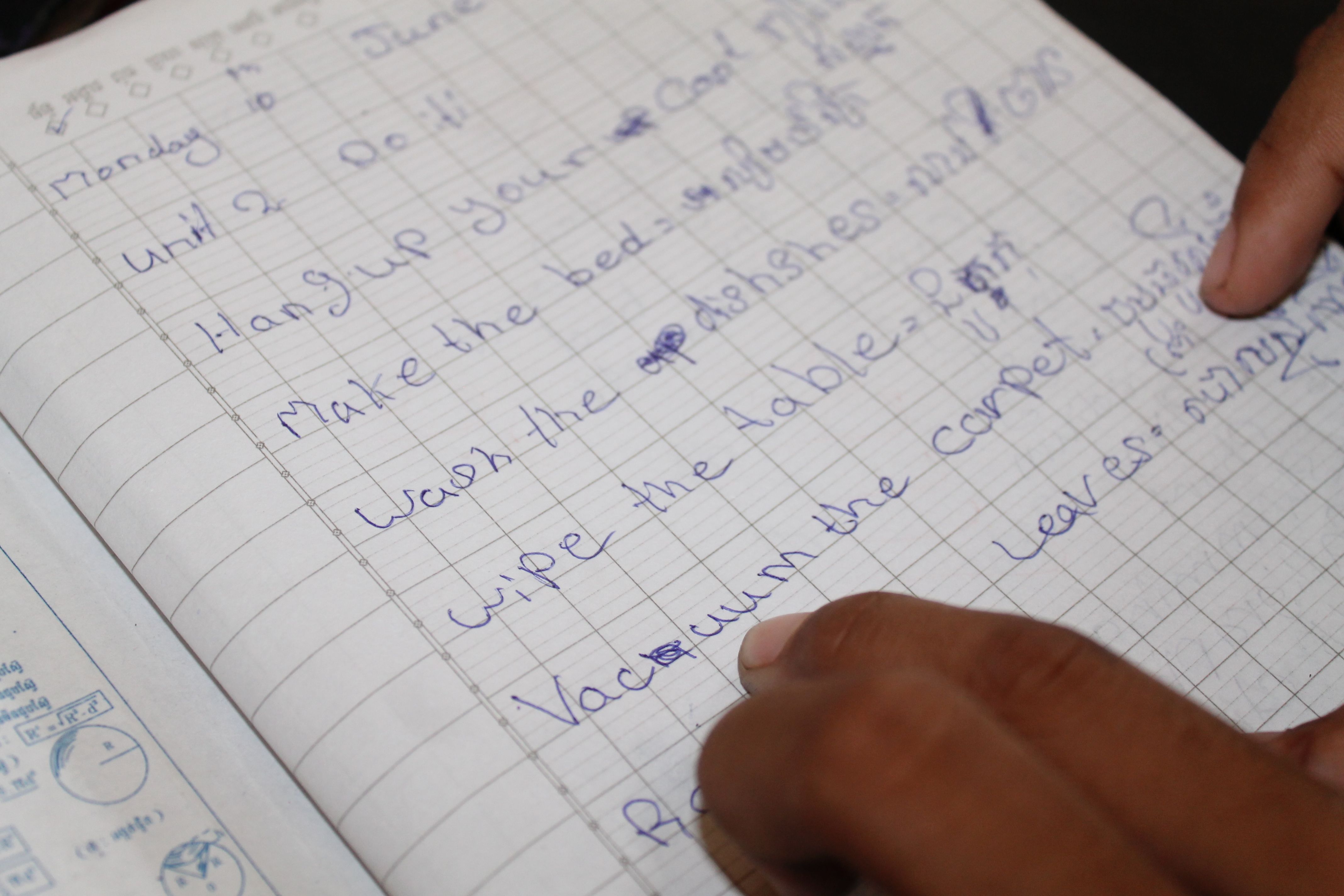 Buitenlandse vrijwilligers geven Engelse les aan kansarme kinderen