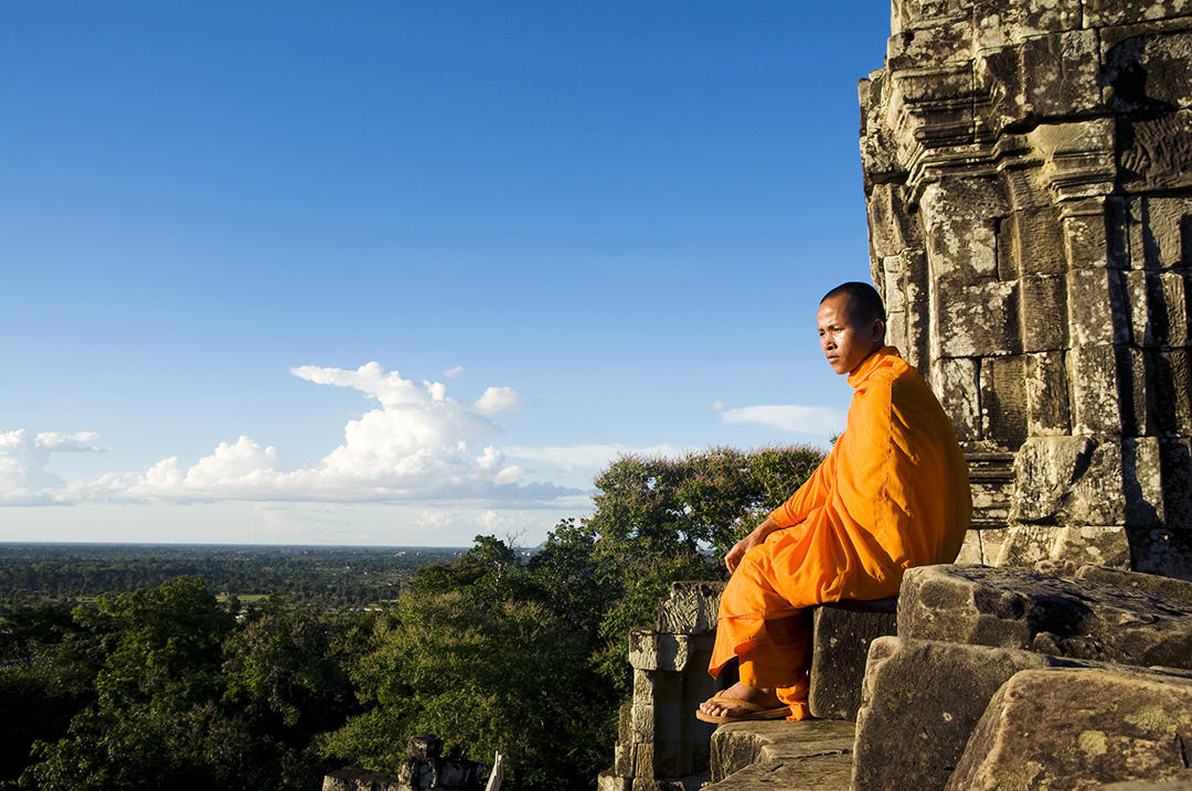 Monniken in Cambodja krijgen Engelse les van buitenlandse vrijwilligers