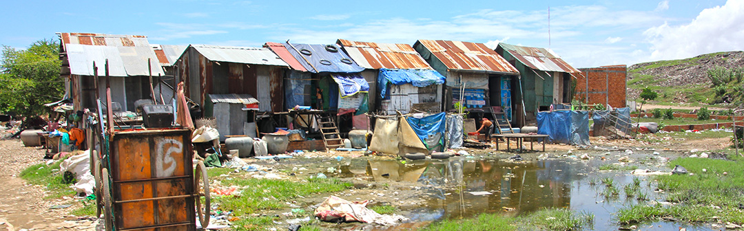 Header4 huisjes op vuilnisbelt met water.jpg